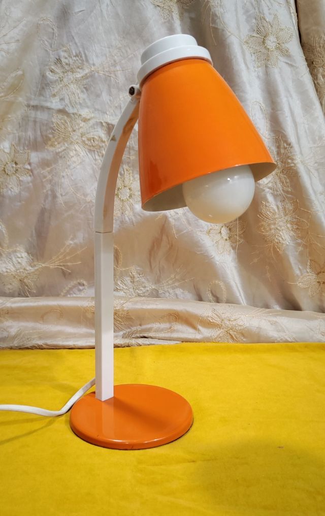 Lámpara de mesa vintage. Metal naranja