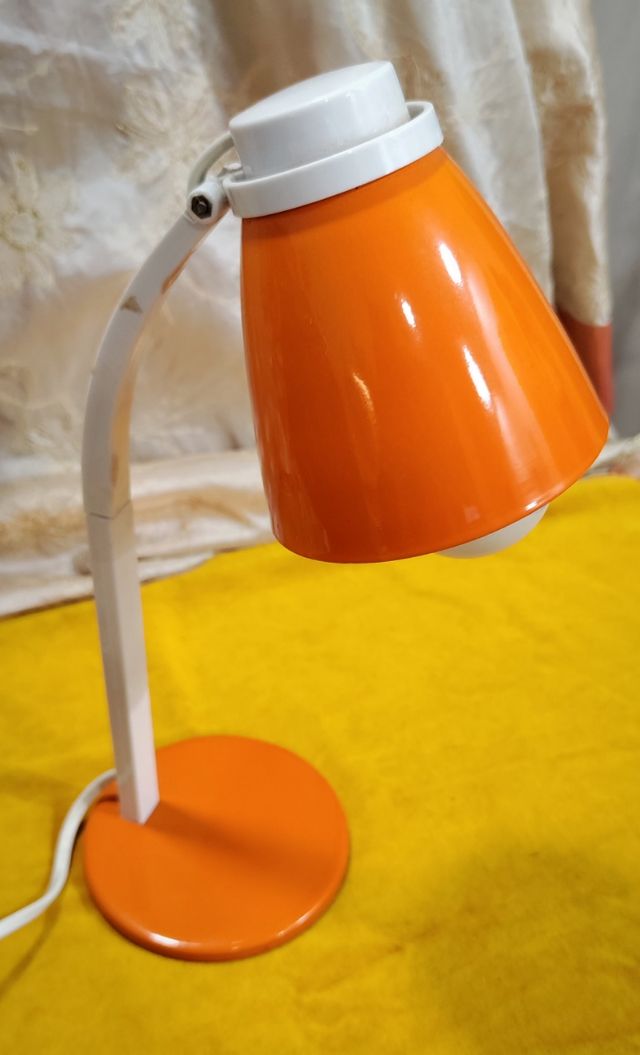Lámpara de mesa vintage. Metal naranja