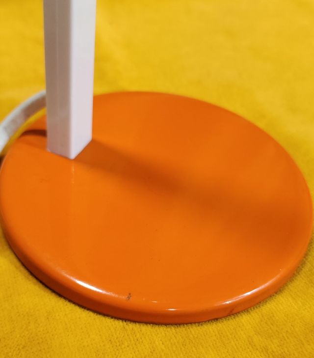 Lámpara de mesa vintage. Metal naranja