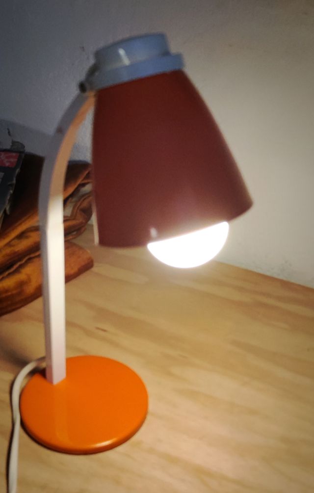 Lámpara de mesa vintage. Metal naranja