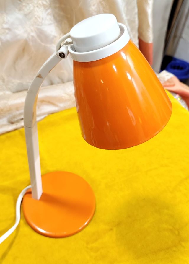 Lámpara de mesa vintage. Metal naranja