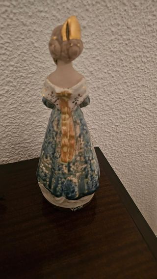 Preciosa Figura de Porcelana de Fallera