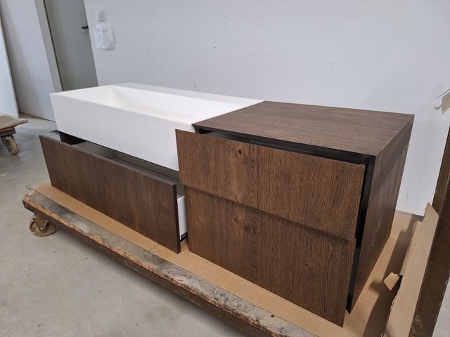 Mueble de baño acabado oscuro con lavabo