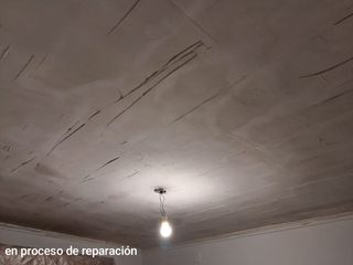Se alisa su piso de pinta y se remodela