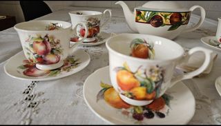 Tea set in bone china