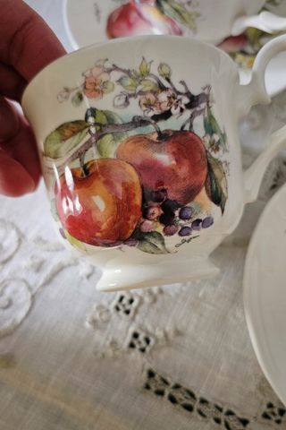 Tea set in bone china