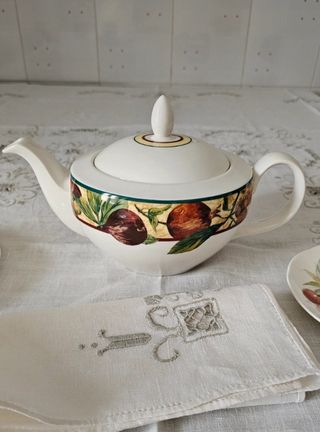 Tea set in bone china