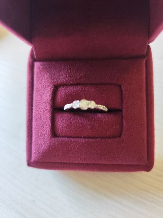 Precioso anillo de oro blanco y diamante