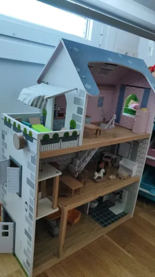 Casa de muñecas de madera