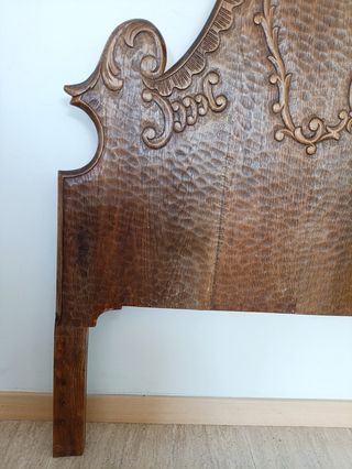 Dos cabeceros de cama de nogal. Medidas indicadas.