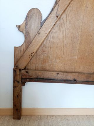 Dos cabeceros de cama de nogal. Medidas indicadas.