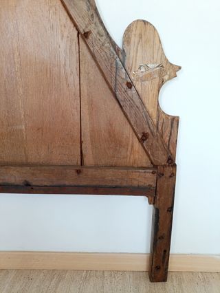 Dos cabeceros de cama de nogal. Medidas indicadas.