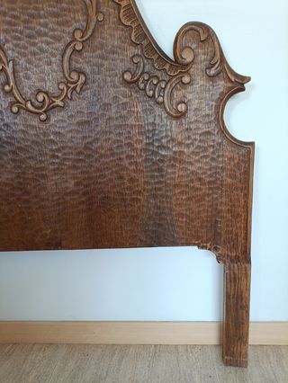 Dos cabeceros de cama de nogal. Medidas indicadas.