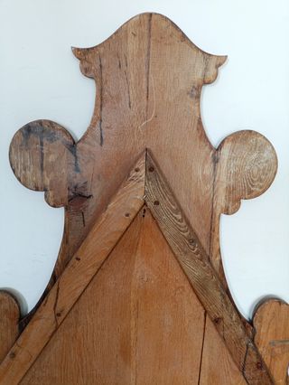 Dos cabeceros de cama de nogal. Medidas indicadas.