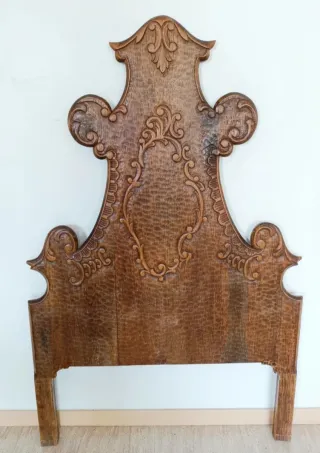 Dos cabeceros de cama de nogal. Medidas indicadas.