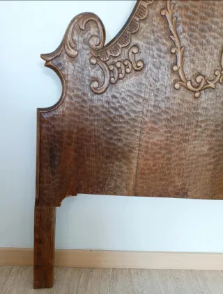 Dos cabeceros de cama de nogal. Medidas indicadas.