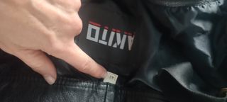 Pantalón tirantes cuero motero 