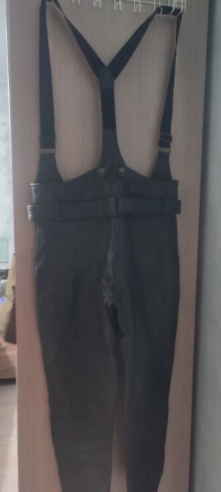 Pantalón tirantes cuero motero 