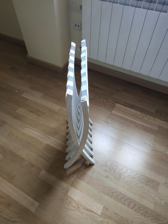 Mesita auxiliar revistero