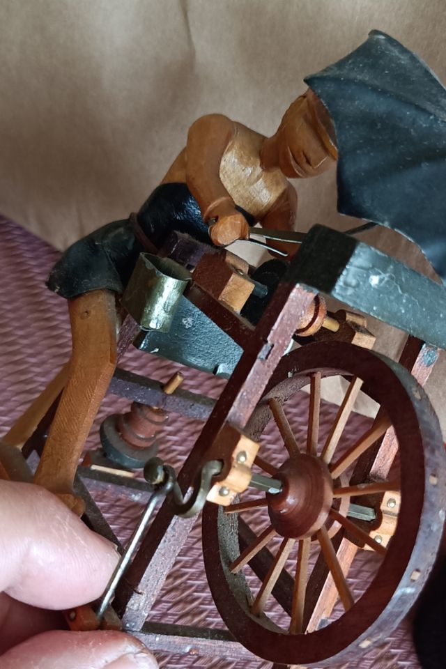 ANTIGUA TALLA EN MADERA DE AFILADOR