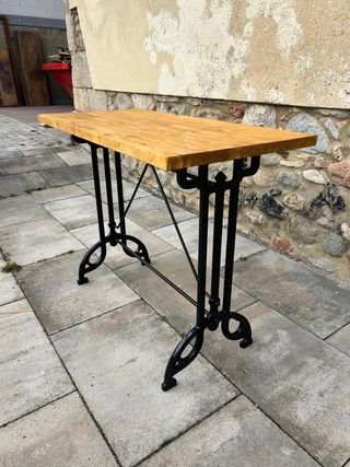 Mesa con base de hierro