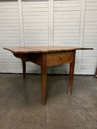Mesa de madera antigua. con alas