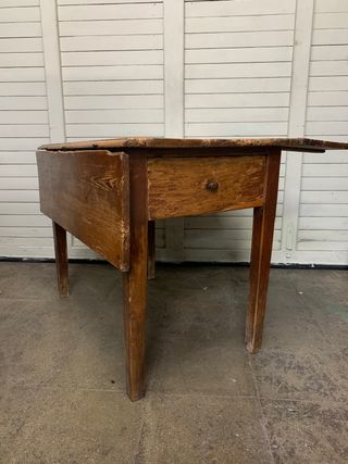 Mesa de madera antigua. con alas
