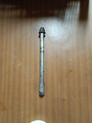 Eje rueda delantera Kawasaki ER5 
