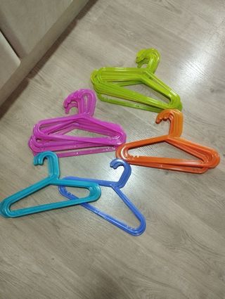 24 Perchas de colores