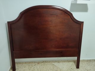 Cabecero de matrimonio de caoba.