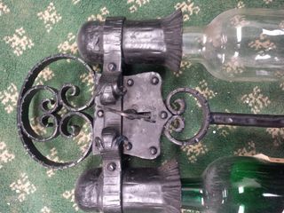 Botellero antiguo con candado decoración vontage