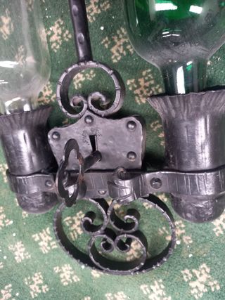 Botellero antiguo con candado decoración vontage