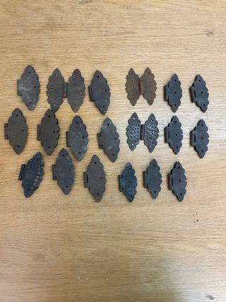 Lote de bisagras, tiradores, embellecedores hierro