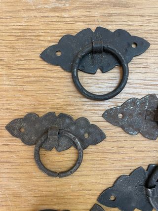 Lote de bisagras, tiradores, embellecedores hierro