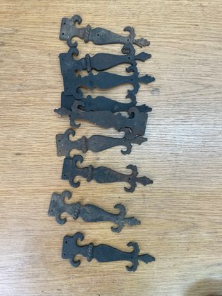 Lote de bisagras, tiradores, embellecedores hierro