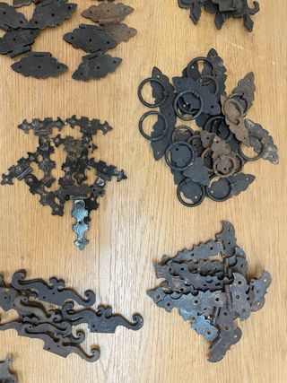 Lote de bisagras, tiradores, embellecedores hierro