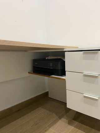 Escritorio con cajones