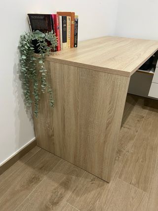 Escritorio con cajones