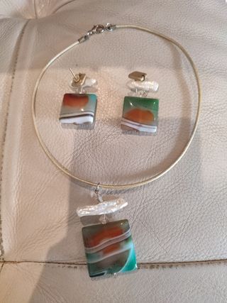 Conjunto colgante y pendientes piedra