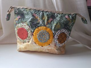 Neceser patchwork loros verde y abalorios
