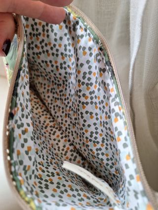 Neceser patchwork loros verde y abalorios