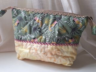 Neceser patchwork loros verde y abalorios