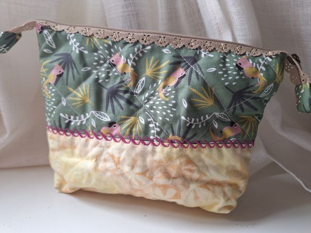 Neceser patchwork, loros verde y abalorios