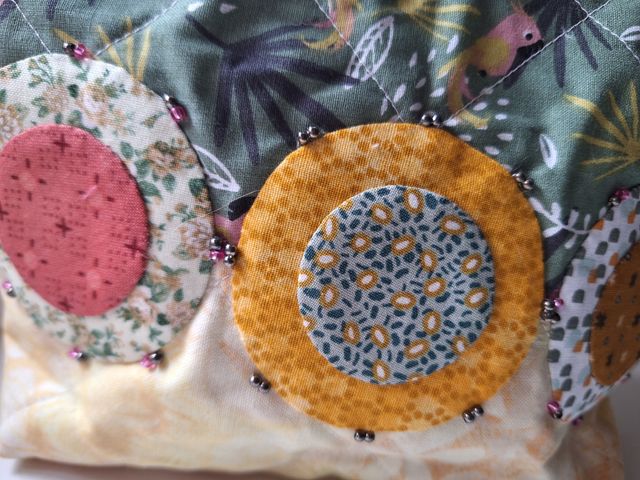 Neceser patchwork, loros verde y abalorios