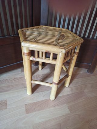 Tres mesas de bambú