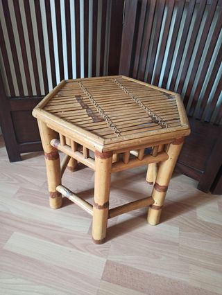 Tres mesas de bambú