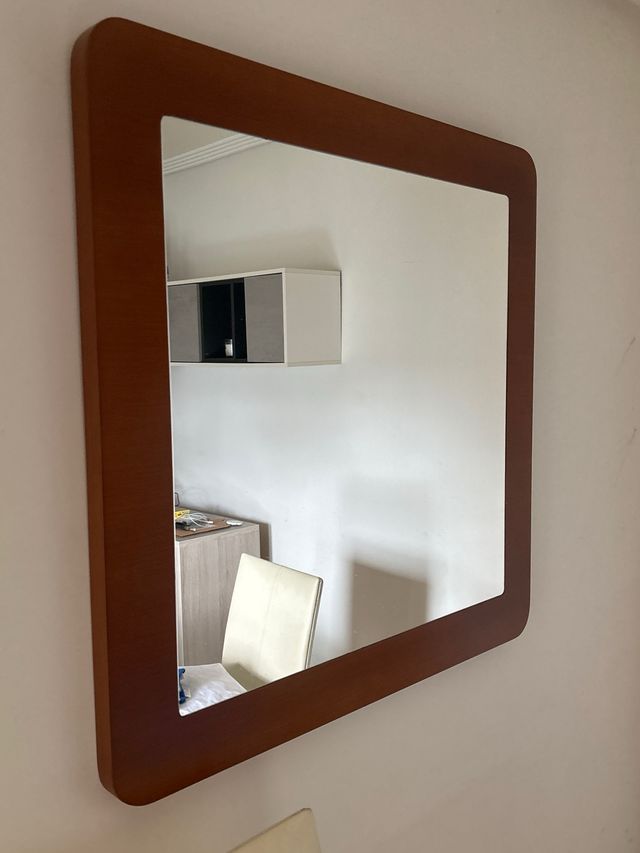 Espejo con marco de madera