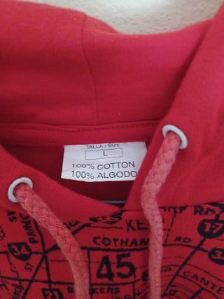 sudadera roja  con capucha