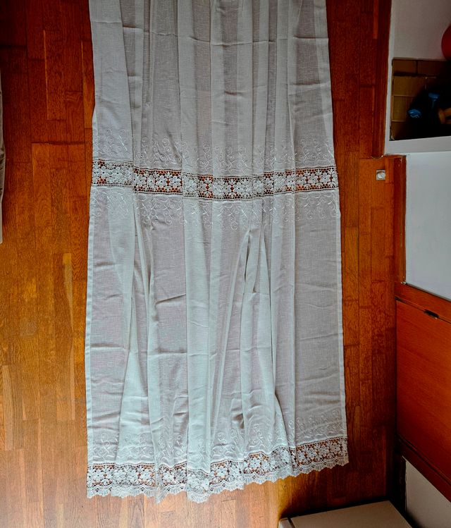 4 Cortinas blanco bordado con ganchos y pliegues