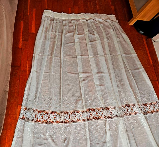 4 Cortinas blanco bordado con ganchos y pliegues